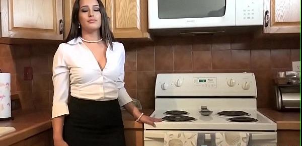  Realtor babe fucks for big commission on sale